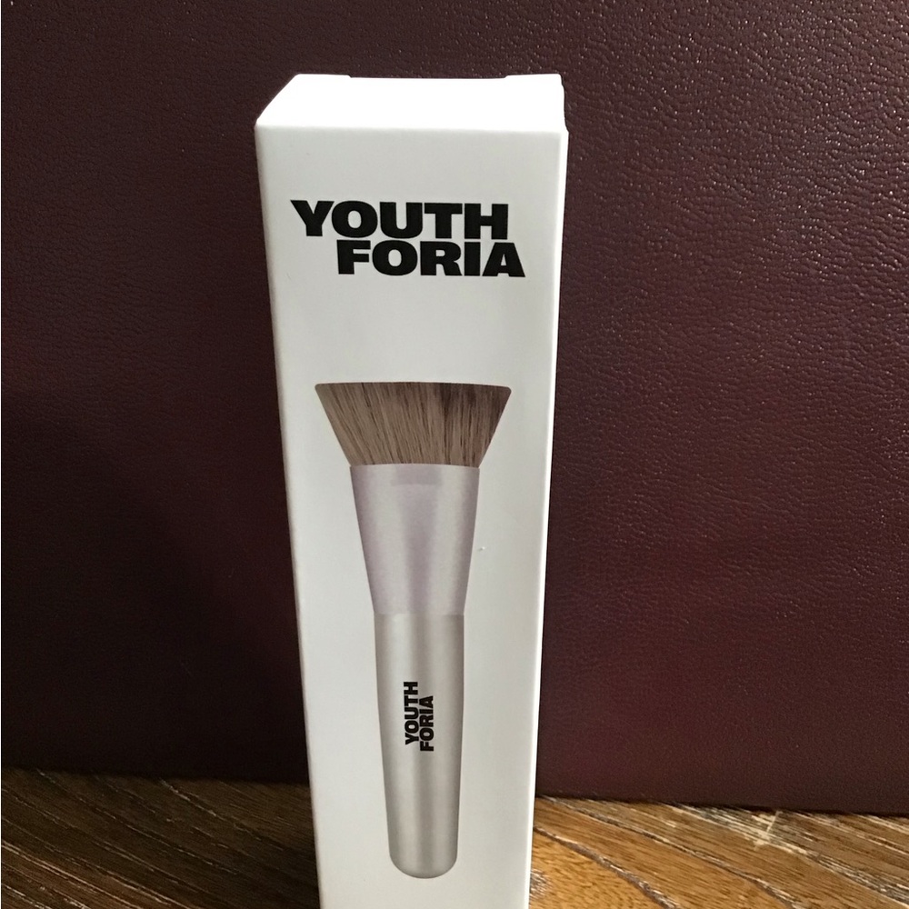 303 Oval Foundation Brush